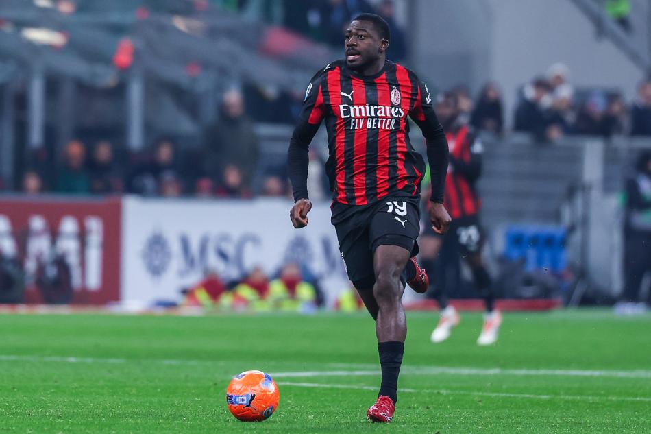 YÖNETİM KESENİN AĞZINI AÇTI
Youssouf Fofana ise biraz daha zor transfer. Çünkü 2028'e kadar sözleşmesi bulunan Fransız futbolcuya Milan 30 milyon Euro değer biçti. Pazarlıklarla bu rakamın aşağı çekilmesi mümkün. Sarı-lacivertli yönetim Tedesco'nun talebini yerine getirebilmek için kesenin ağzını sonuna kadar açmış durumda