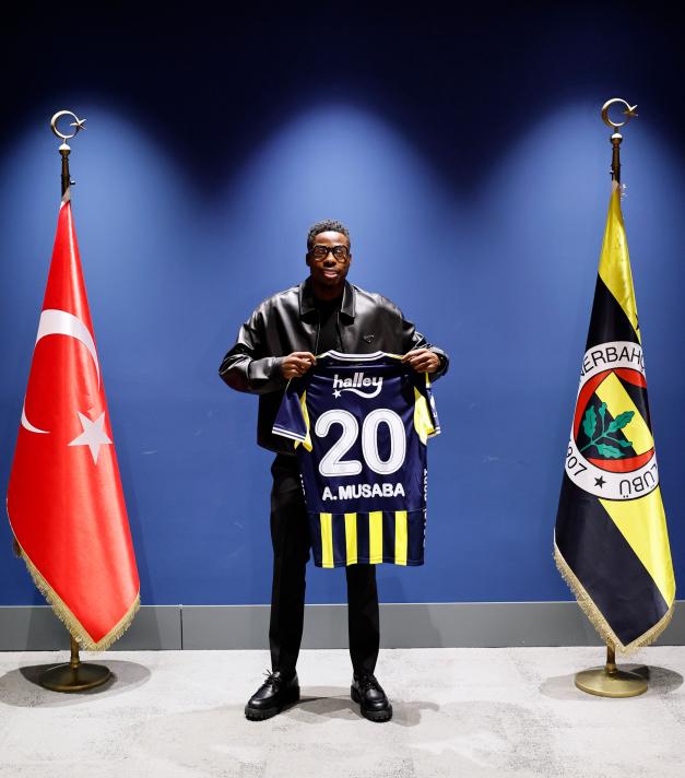 MUSABA'NIN İLK SÖZLERİ
Anthony Musaba, Fenerbahçe'ye transfer olduğu için çok mutlu ve gururlu olduğunu söyledi. 25 yaşındaki futbolcu, sarı lacivertlilerin her futbolcunun hayali olduğunu söyledi.
İşte Musaba'nın açıklamaları: