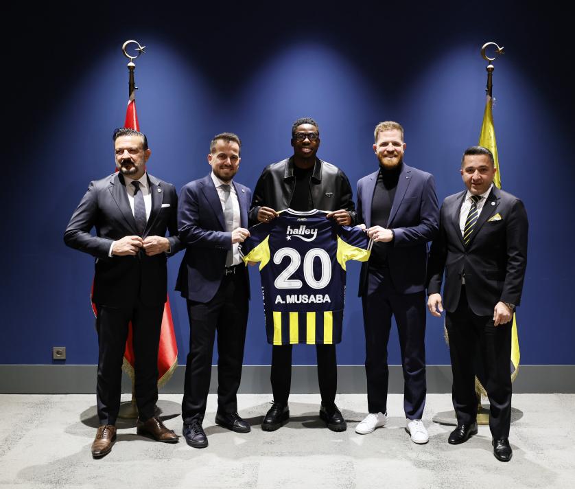 ANTHONY MUSABA, FENERBAHÇE'DE
Fenerbahçe, 25 yaşındaki kanat oyuncusu Anthony Musaba’yı kadrosuna kattı. Hollandalı oyuncu kendisini 4.5 yıllığına sarı lacivert renklere bağlayan sözleşmeye imza attı.