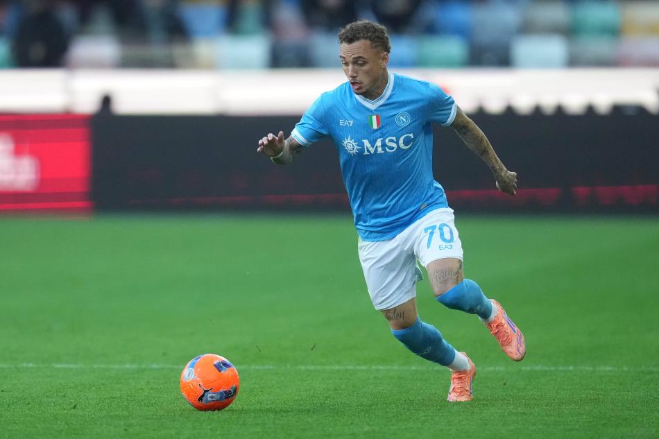 GALATASARAY BASKIYI ARTIRDI
İtalyan gazeteci Alfredo Pedulla, Galatasaray’ın Noa Lang transferindeki son durumunu duyurdu. Pedulla’nın aktardığı bilgiye göre; Galatasaray, Noa Lang için son saatlerde baskıyı artırdı ancak hücum oyuncusu şu an için Napoli’den ayrılma kararını vermedi.