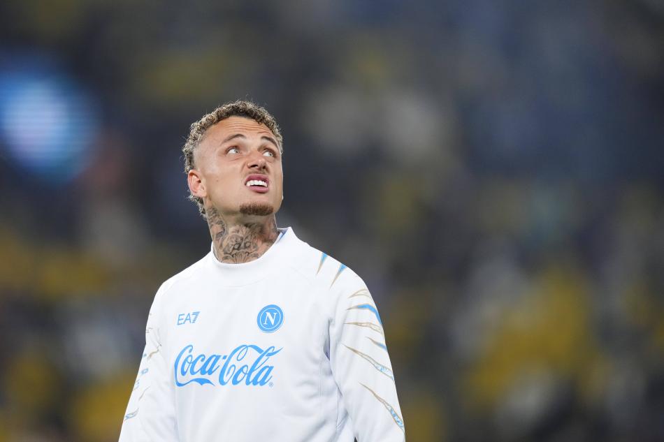 NOA LANG KİMDİR?
17 Haziran 1999 doğumlu olan Noa Lang, Hollanda vatandaşıdır. 1.70 boyundaki futbolcu kanat ve hücum hattında görev yapmaktadır. Kariyerini Napoli formasıyla sürdüren Lang’ın kulübüyle olan sözleşmesi 2030 yılına kadar devam etmektedir. Genellikle sol kanatta görev alan ve sağ ayağını kullanan oyuncu, teknik kapasitesi ve yaratıcılığıyla öne çıkmaktadır.