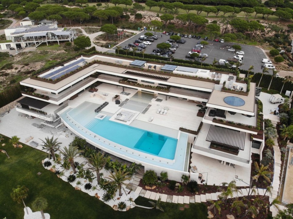 8 YATAK ODAKLI DEV KONUT