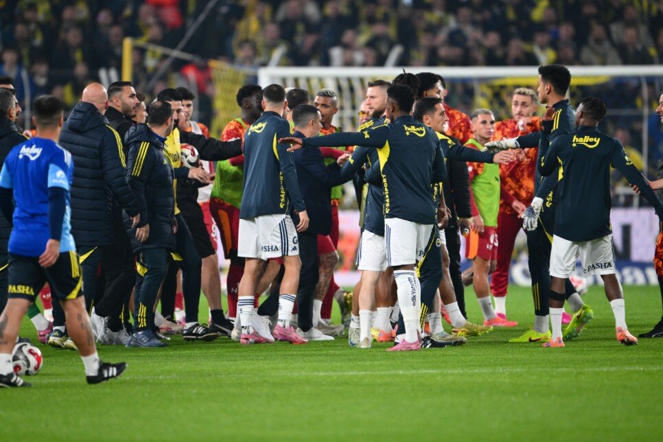 DERB�DE KARTLAR HAVADA U�U�UYOR