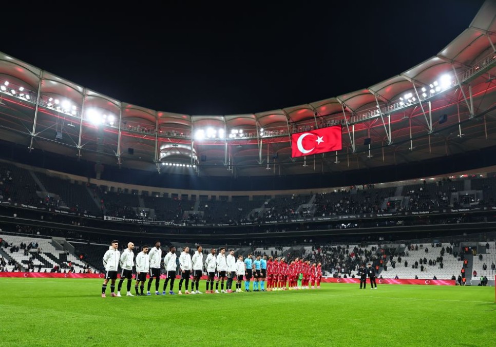 YAZARLARDAN BE��KTA� YORUMLARI