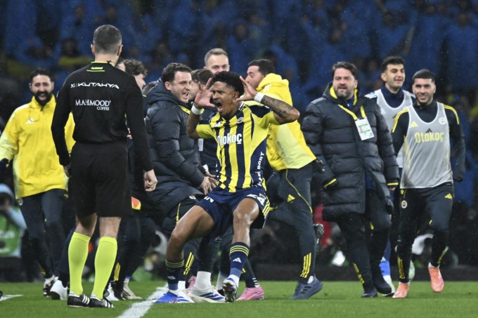 FENERBAH�E BIRAKMIYOR