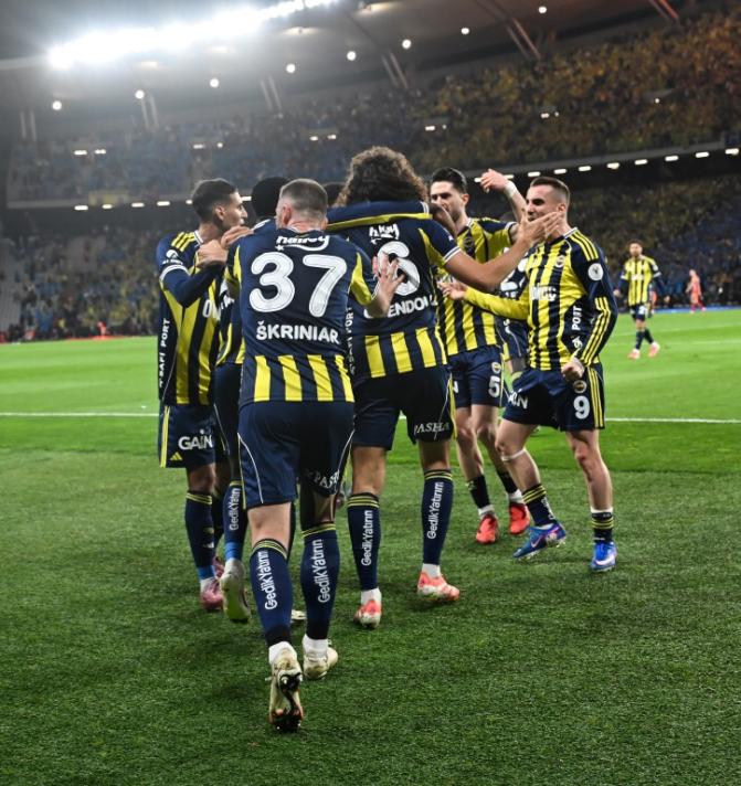 �K� TAKIMDAN B�R� FENERBAH�E