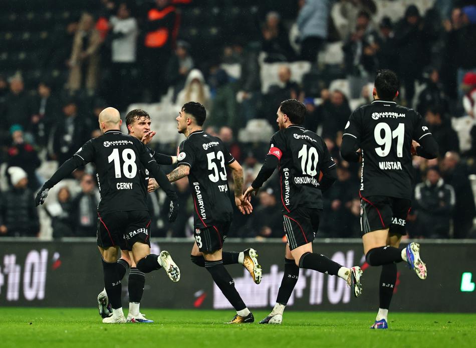 YAZARLARDAN BE��KTA� YORUMU