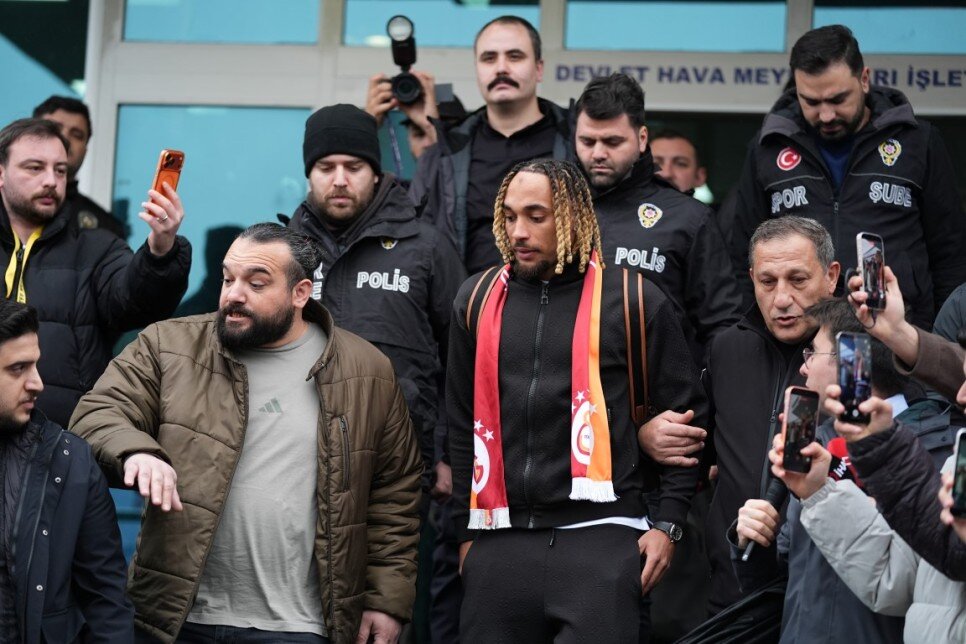 SACHA BOEY & �STANBUL