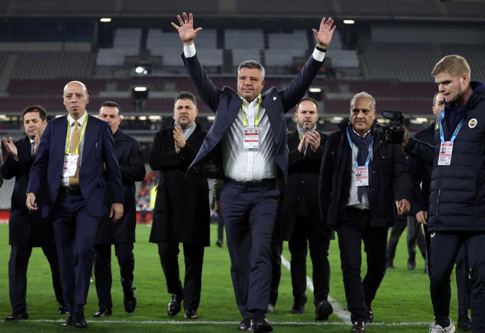 FENERBAH�E'DE SARAN DEVR�M�