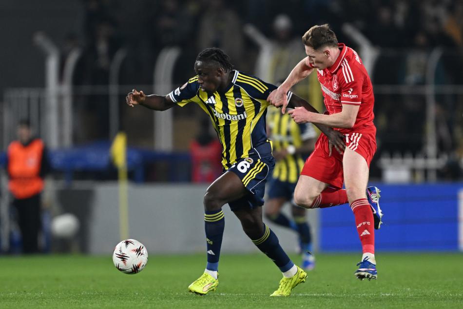 BİR ATIMLIK BARUTU VARMIŞ
Dün gördük ki Fenerbahçe'nin bir atımlık barutu varmış; onu da Trabzon'da kullanmış. Trabzon'da agresif olan Fenerbahçe, dün çok mülayimdi. Orta sahada bu kadar yumuşak oyuncularla İngilizlerin karşısına çıkarsan seni böyle ezerler.
 