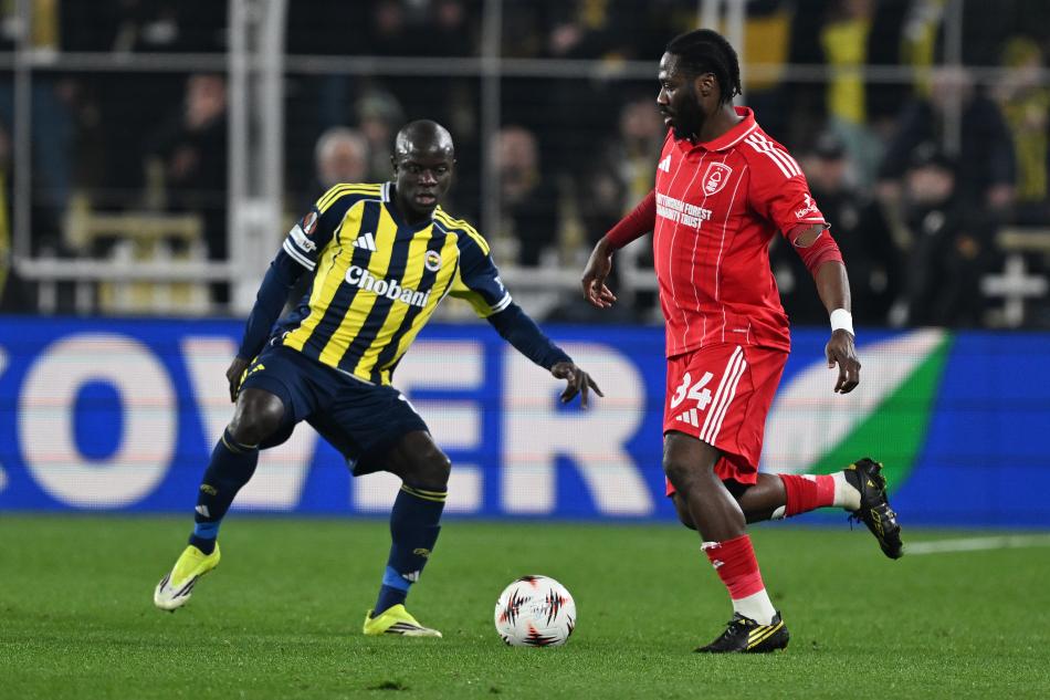 TEDESCO BUNU BİLMİYOR
Tedesco Avrupa'yı belki önemsemiyor ama bilmeli ki bu kulvarlarda kazanılan maçlar takımı büyütür. Yani yorgunluğun ve yıpranmanın yanında birçok getirisi de vardır. İkinci yarıya Galatasaray'ın yaptığı gibi ön alan baskısıyla başlayan Fenerbahçe'nin bu konuda da yetersiz kaldığını gördük.
 