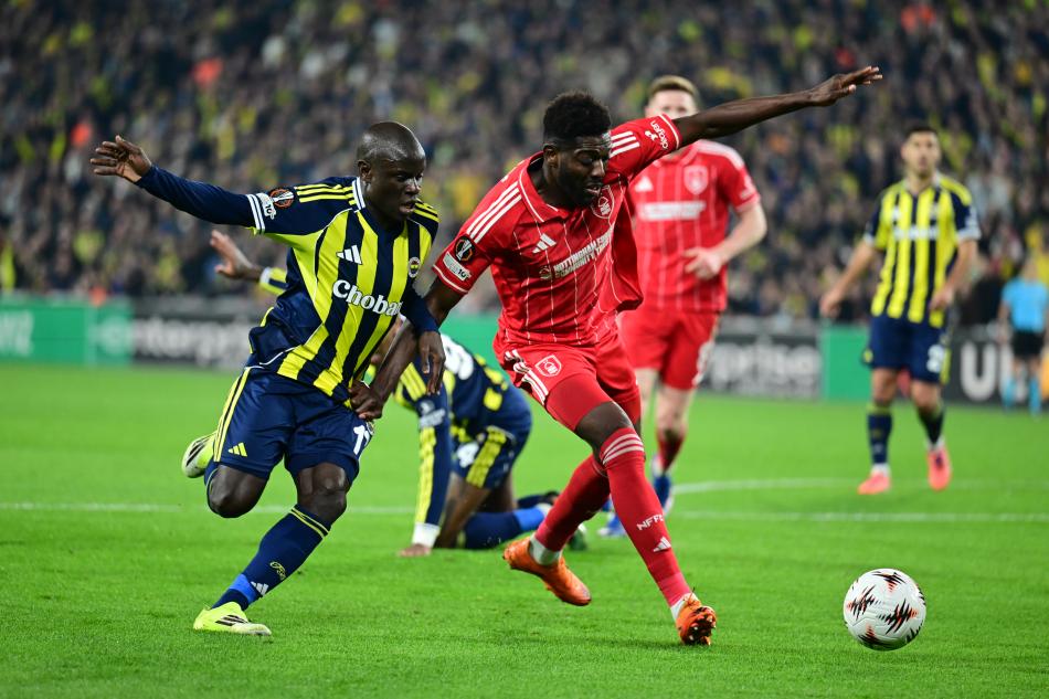 ANLAM VEREMEDİM
Trabzonspor maçının en iyisi İsmail Yüksek'in neden kulübede oturduğuna, Cherif'in neden ilk 11'de olduğuna anlam veremedim. Bunun tek yorumu, Fenerbahçe'nin Avrupa'da değil ligde şampiyon olmak istediği.
 