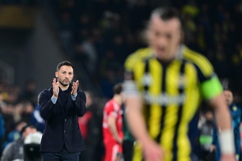 ENGİN VEREL YORUMLADI
Engin Verel, Fenerbahçe'nin sahasında Nottingham Forest’a 3-0 mağlup olduğu UEFA Avrupa Ligi Play-Off son 16 turu ilk maçını Akşam'a değerlendirdi.
 