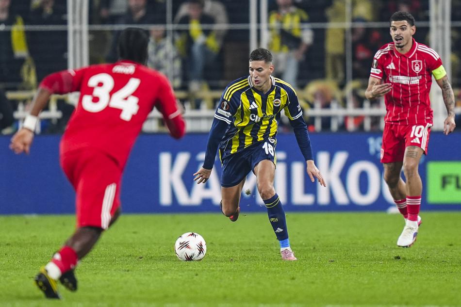 İKİ TANE KARAVANA ŞUT
İlk yarıdaki istatistiklere bakıyorum, korkunç. Fenerbahçe kaleyi hiç tutturamamış. İki tane karavana şut atmış. Rakip, 3'ü isabetli olmak üzere 15 şut çekmiş ve soyunma odasına 2-0 önde gitmiş.
 