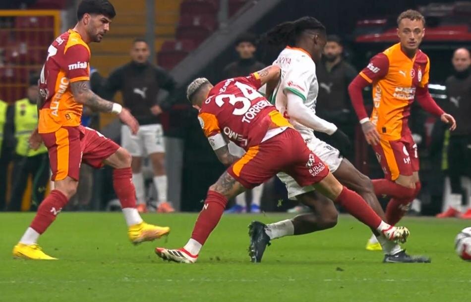 SARI KART MI, SADECE FAUL M�?