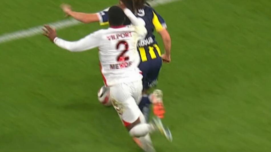 MENDES'E KIRMIZI KART GEREK�R M�?