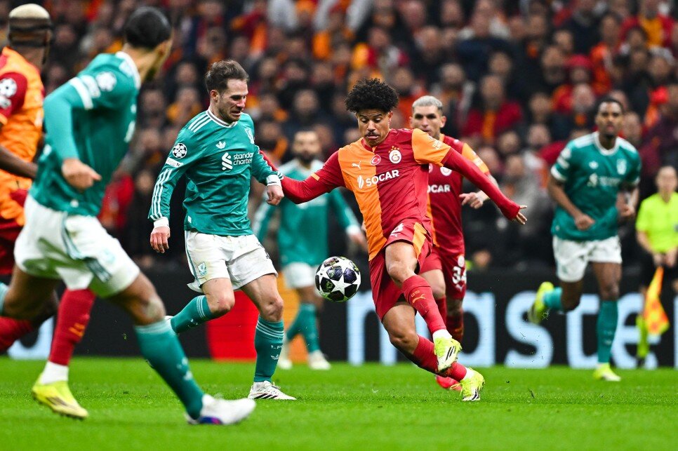 2- MERTENS'�N YER�NE GE�EN SARA KEND�N� G�STERD�