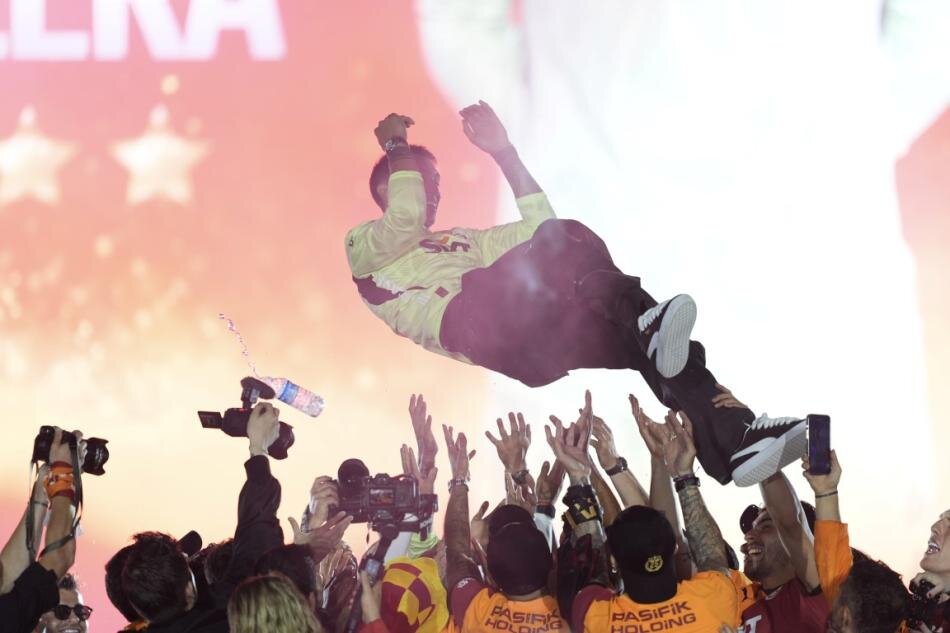 YEN�DEN M�LL� TAKIMDA