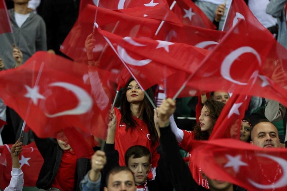 SADECE OYUNCULAR DE��L, B�Z DE VARIZ!