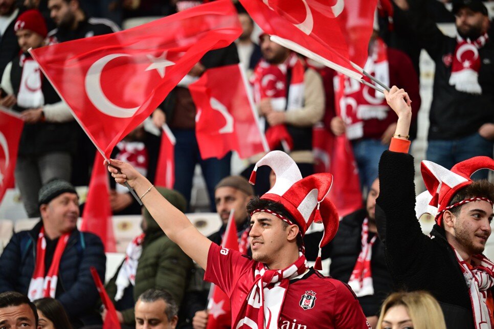 DOLMABAH�E KIRMIZI BEYAZ