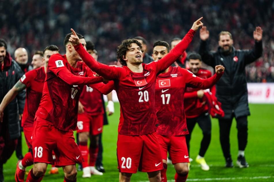 D�NYA B�Z� KONU�UYOR