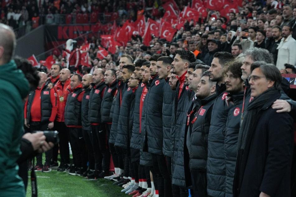 �ST�KRARIN YANINA T�RK ATE��!