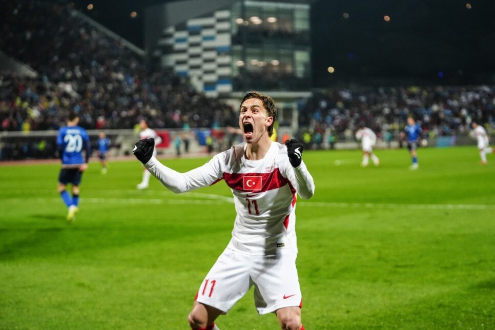 D�NYA B�Z� KONU�UYOR