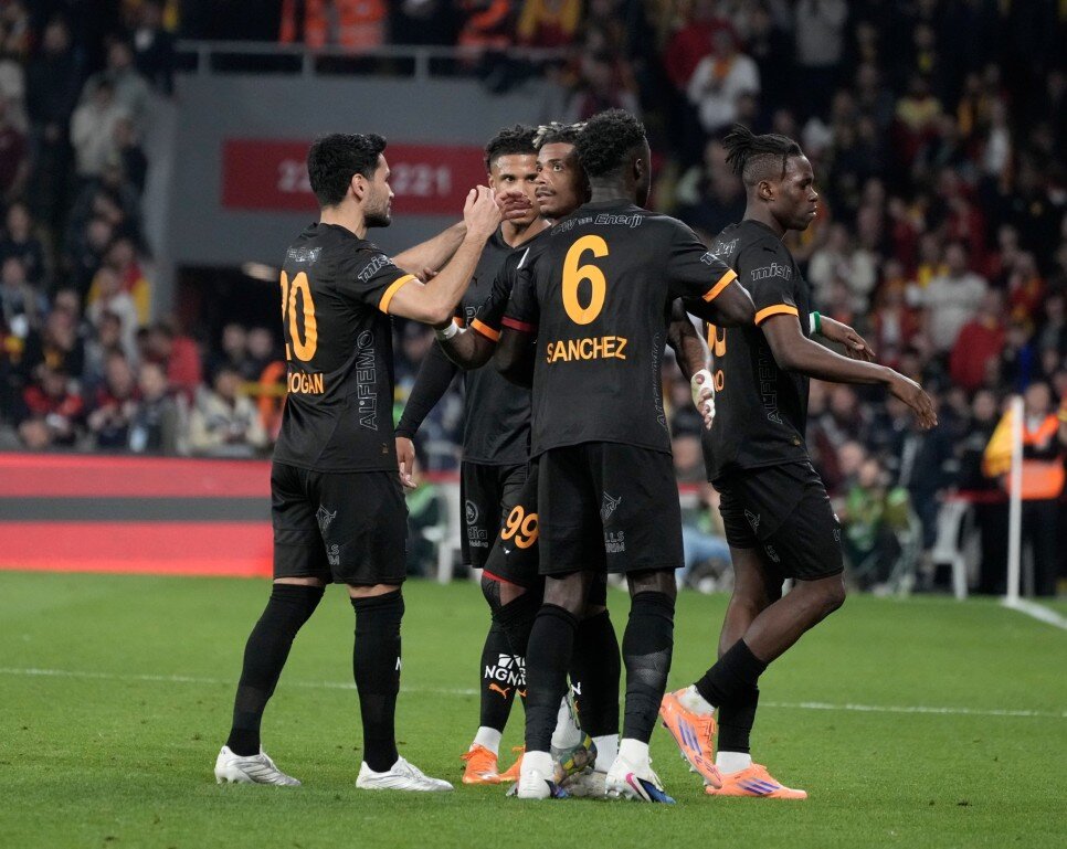 YAZARLARDAN YORUMLAR