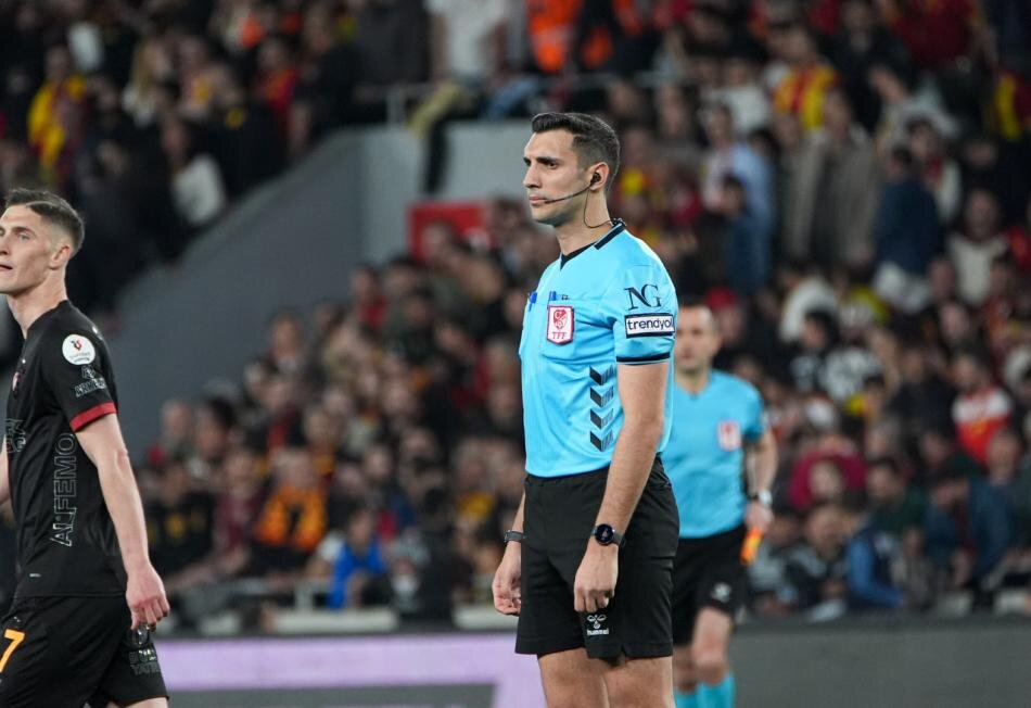 BARI� ALPER'E VER�LEN SARI KART