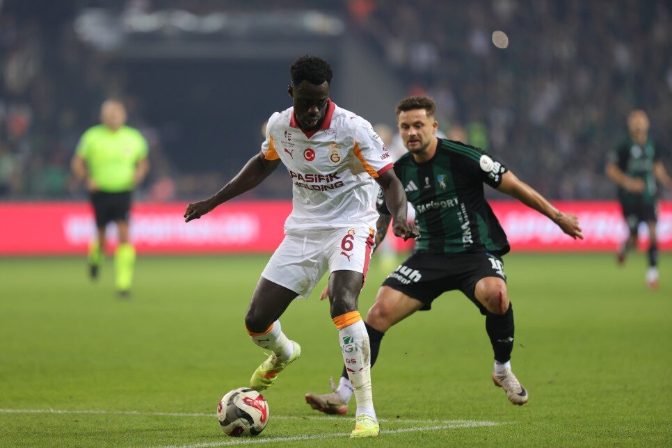 EV�NDE GOL OLUP YA�IYOR 