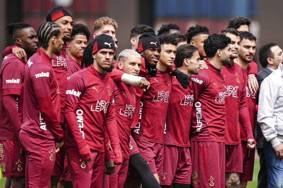 HAZIRLIKLAR S�R�YOR