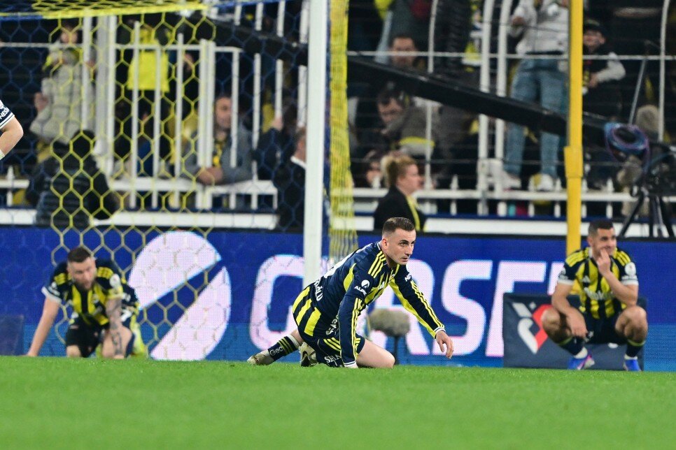 FENERBAH�EL� FUTBOLCULAR YIKILDI