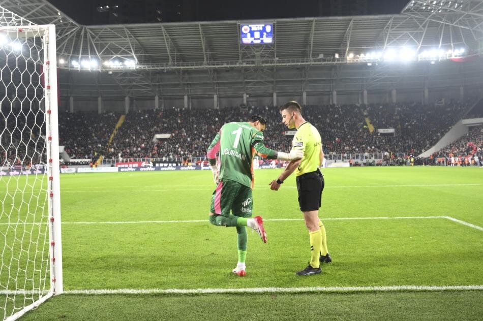 TRIO'DAN G.B�RL���-G.SARAY YORUMLARI