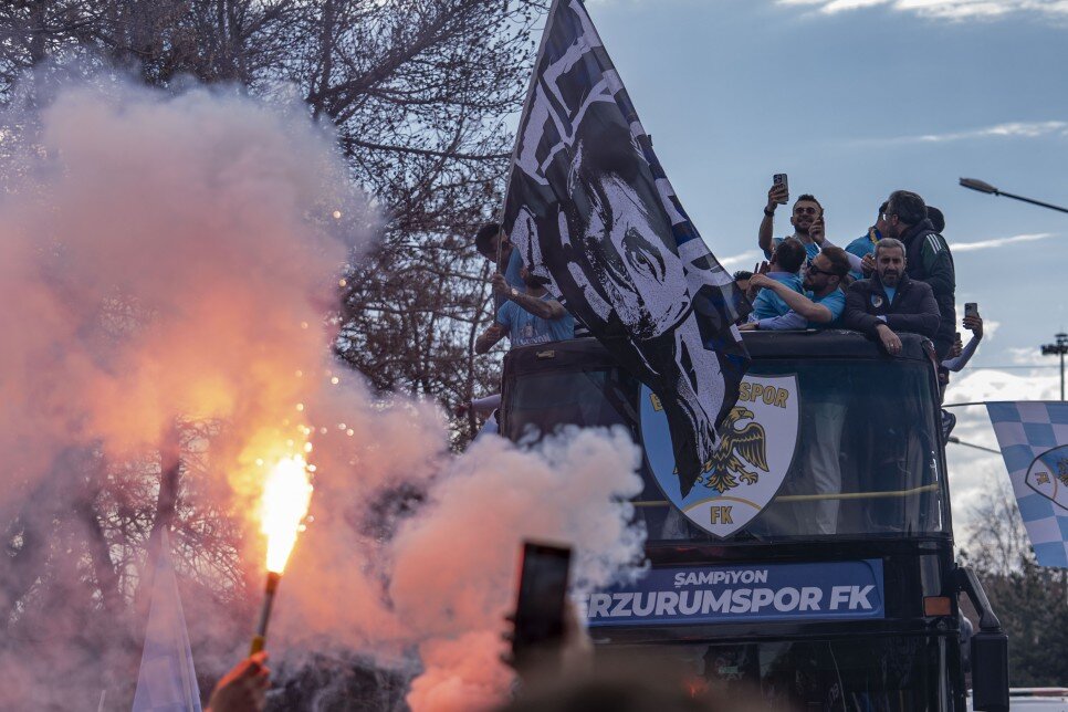 TARAFTARLARLA KUTLADILAR