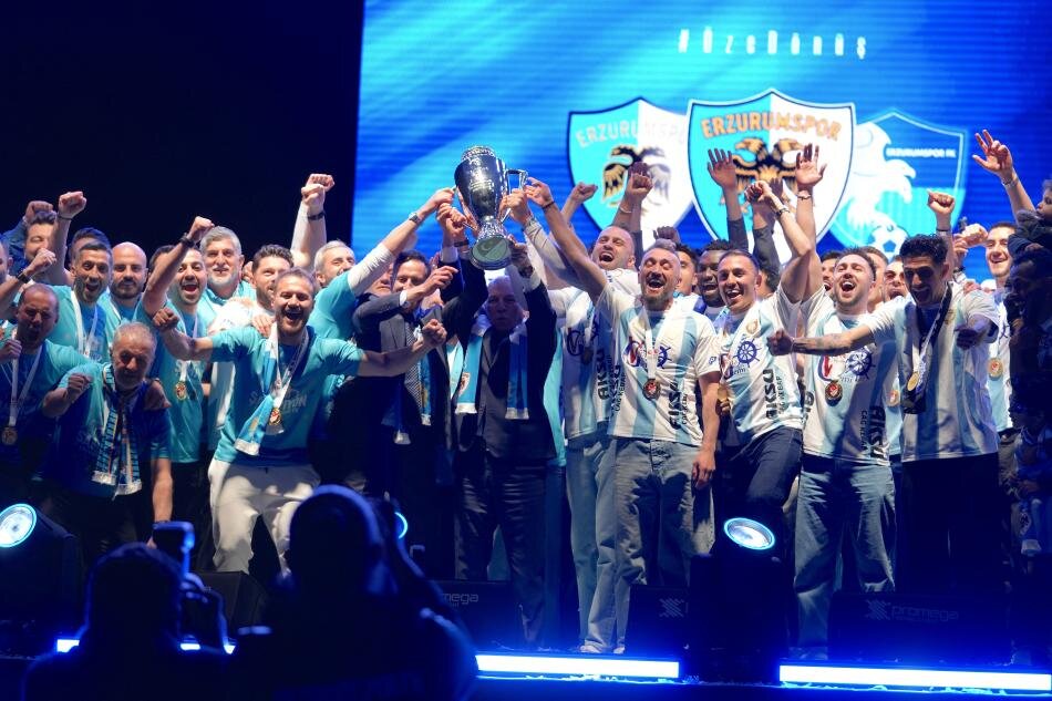 MADALYALAR VE KUPA VER�LD�