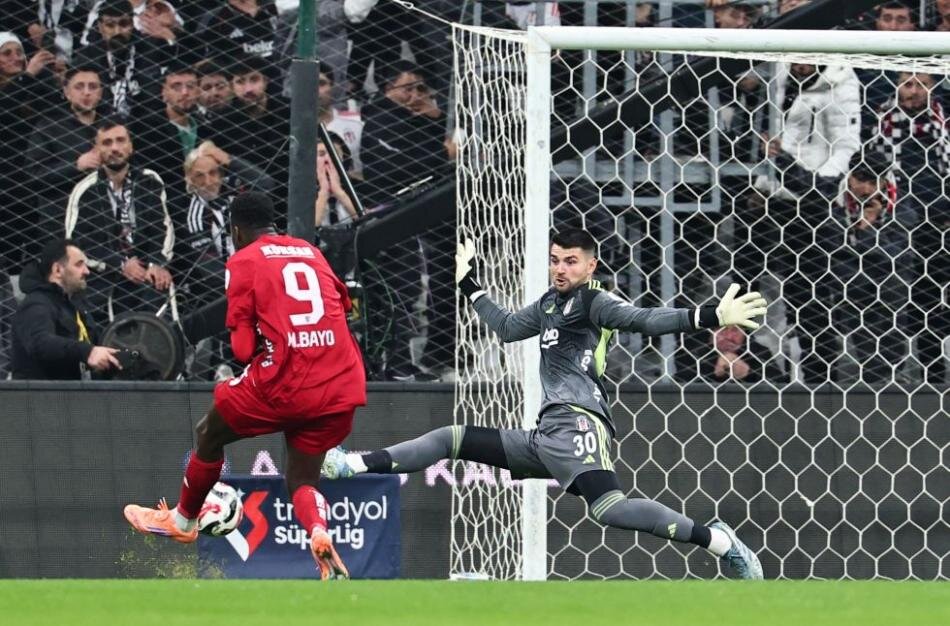 BAYO GOL ATMAK �ST�YOR