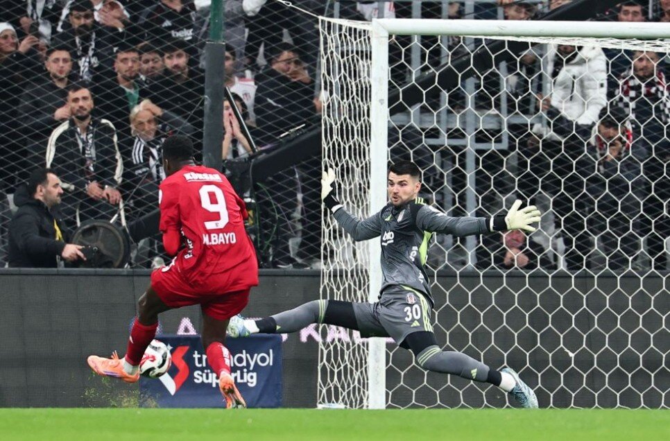 BAYO GOL ATMAK �ST�YOR