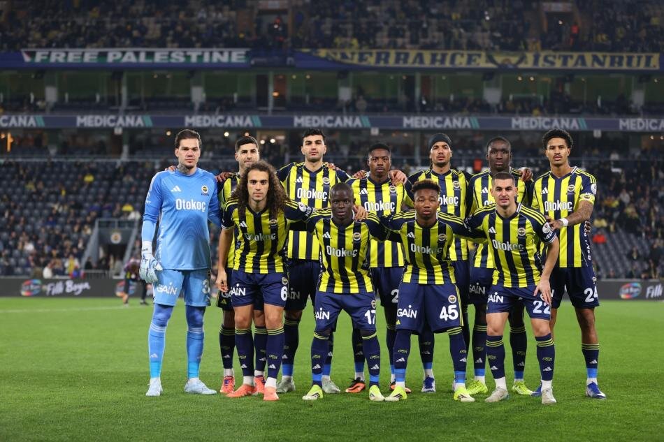 YAZARLARDAN FENERBAH�E DE�ERLEND�RMES�
