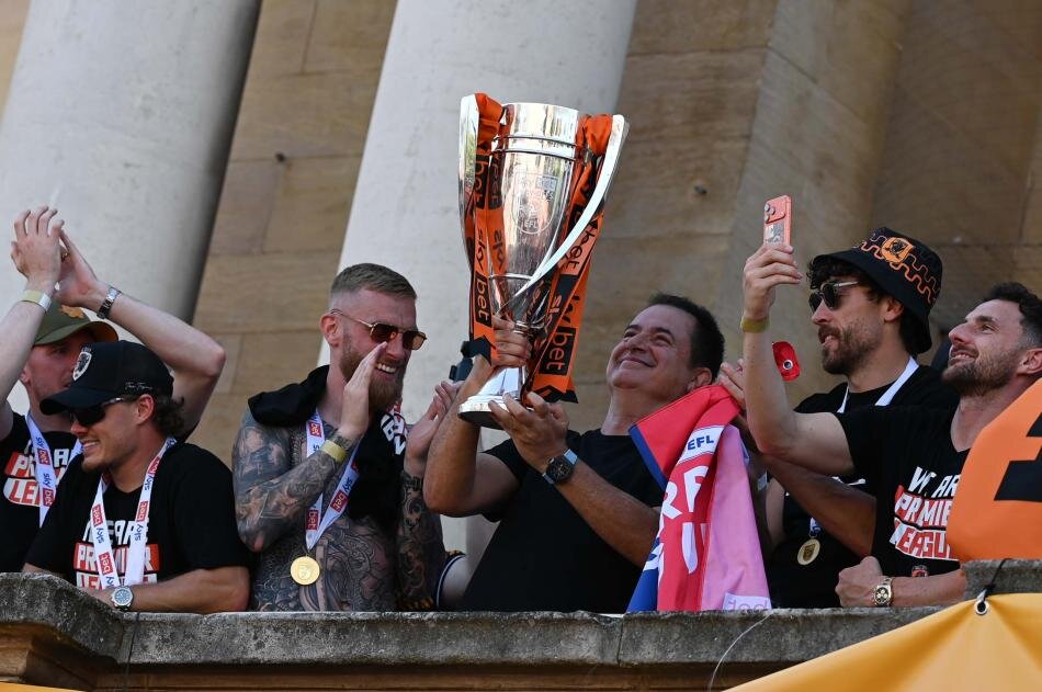 HULL CITY'DEN KUTLAMA