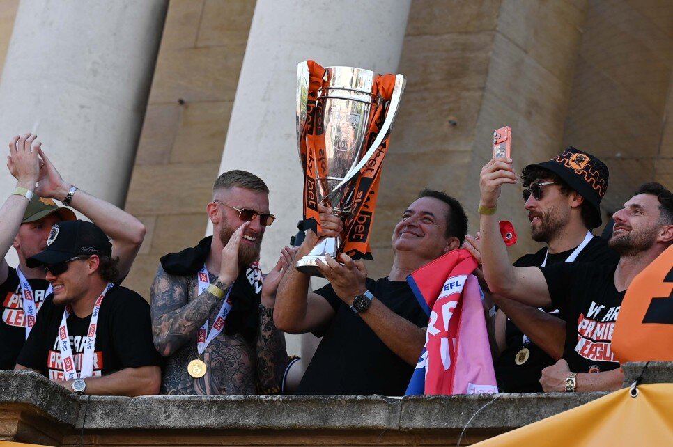 HULL CITY'DEN KUTLAMA