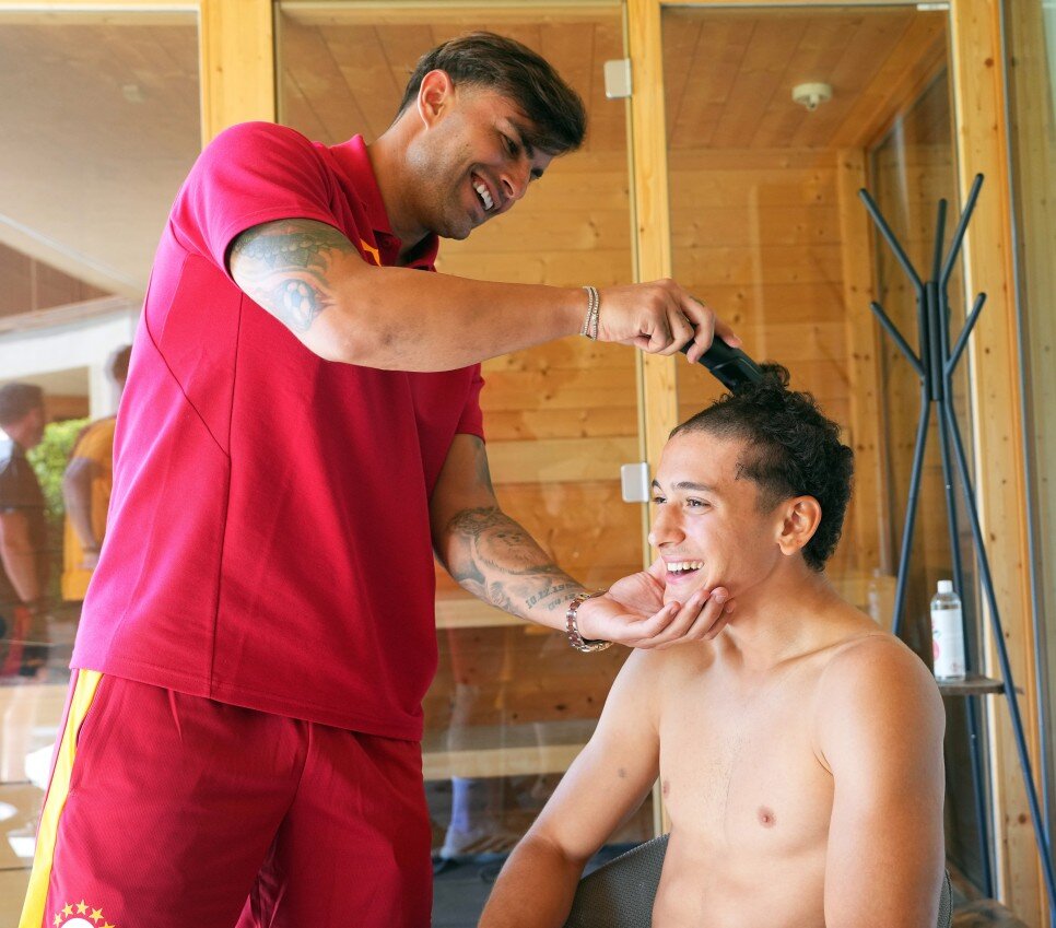 GEN� OYUNCULARIN SA�LARINI KESME GELENE��