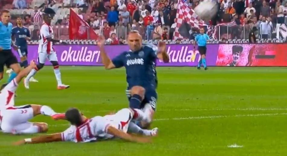 F.BAH�E'N�N PENALTI BEKLED��� POZ�SYON