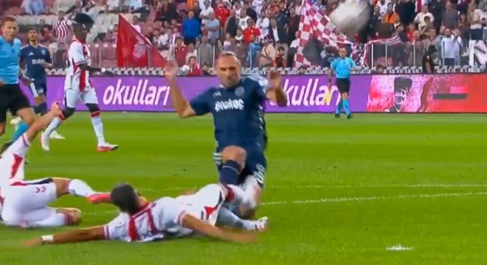 F.BAH�E'N�N PENALTI BEKLED��� POZ�SYON