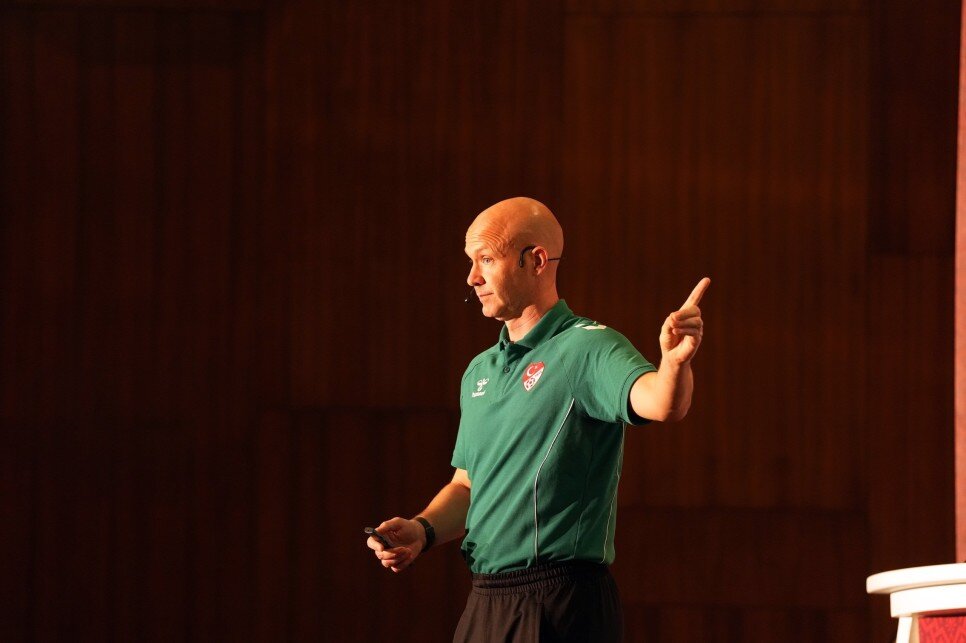 ANTHONY TAYLOR A�IKLADI
