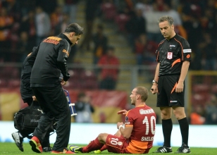 G.Sarayl futbolcu Sneijder, Konyaspor manda sakatland.