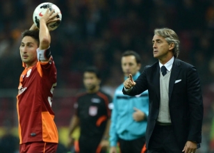 G.Sarayl futbolcu Sabri Sarolu ve teknik direktr Roberto Mancini