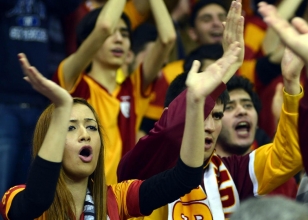 Galatasaray SK, taraftarlarn kfrlerinden ikayeti.