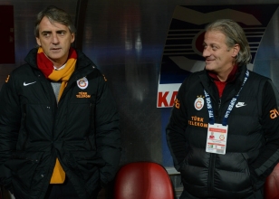 Galatasaray teknik direktr Roberto Mancini (solda)