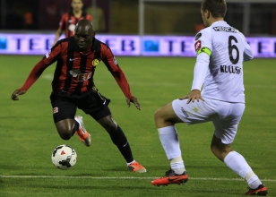 Eskişehirsporlu futbolcu Bienvenu, bir pozisyonda rakibi ile mücadele etti.