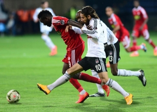 Bir pozisyonda Beiktal oyuncu Olcay ahan (sada), rakibi ile mcadele etti.